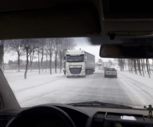 Trudne warunki na drogach w Podlaskiem. Kolizje, wypadki, sporo tras nieprzejezdnych (21.01.2022)