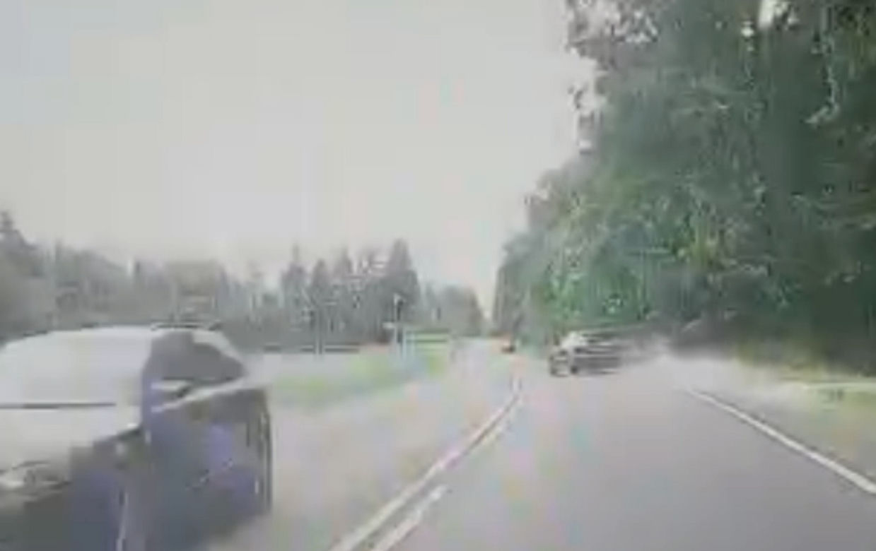 Niesłychany wypadek na trasie Mława-Ciechanów! Zachowanie pijanego kierowcy audi uchwyciła kamera [ZDJĘCIA].