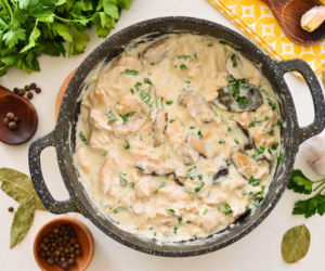 Kurczak z patelni w kremowym sosie – szybki obiad z resztek, który ratuje poniedziałek