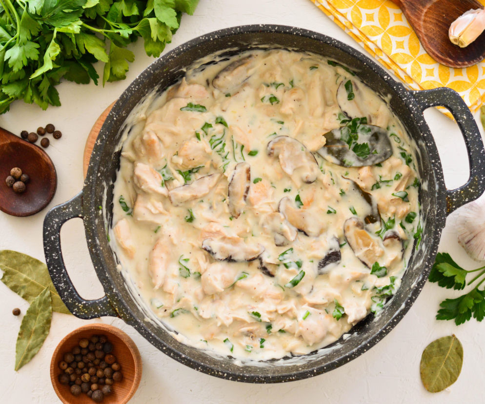 Kurczak z patelni w kremowym sosie – szybki obiad z resztek, który ratuje poniedziałek