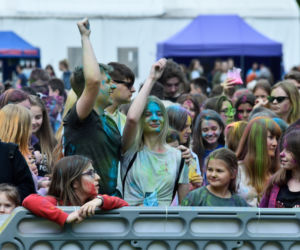 Lublin „wybuchł” kolorami. Holi Festival nad Zalewem Zemborzyckim