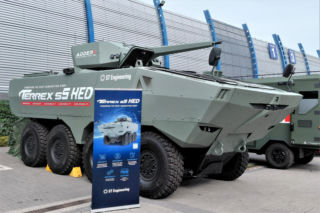 Transporter opancerzony w hybrydzie dla Polski? Egzotyczna premiera na MSPO