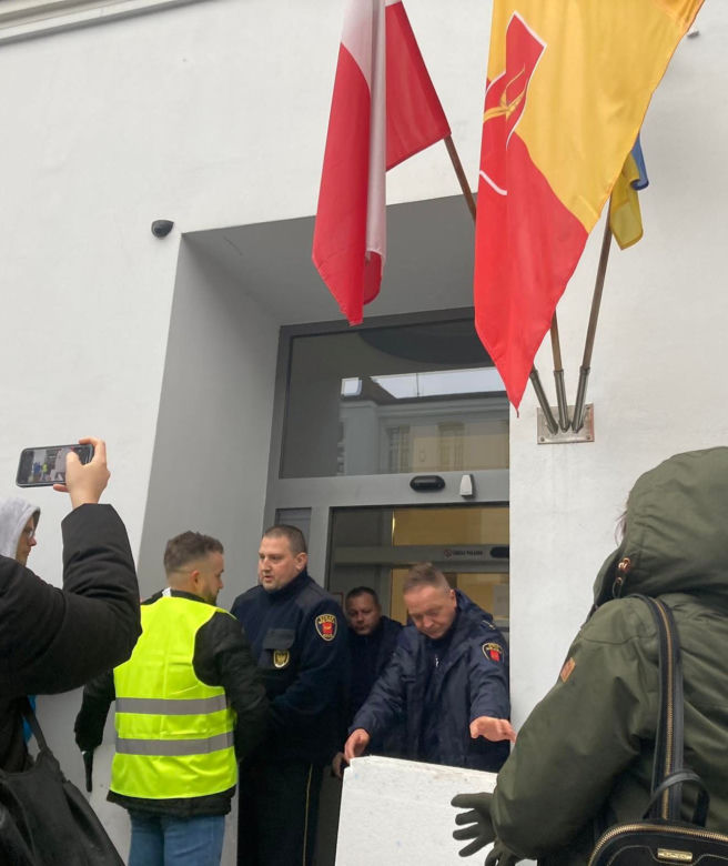 Radny próbował zamurować wejście do Urzędu Miasta Łodzi