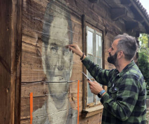 W powiecie sokołowskim powstają drewnale. Artysta Arkadiusz Andrejkow maluje obrazy na ścianach drewnianych domów