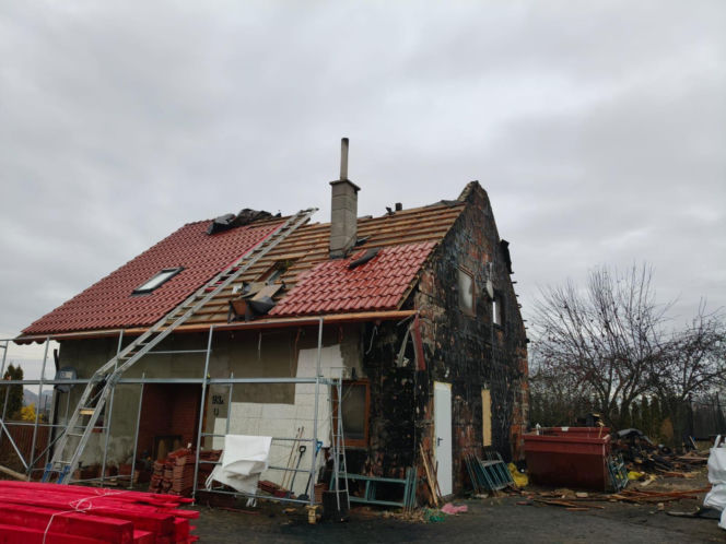 Dom Państwa Wysockich po pożarze - pierwsze prace to remont dachu