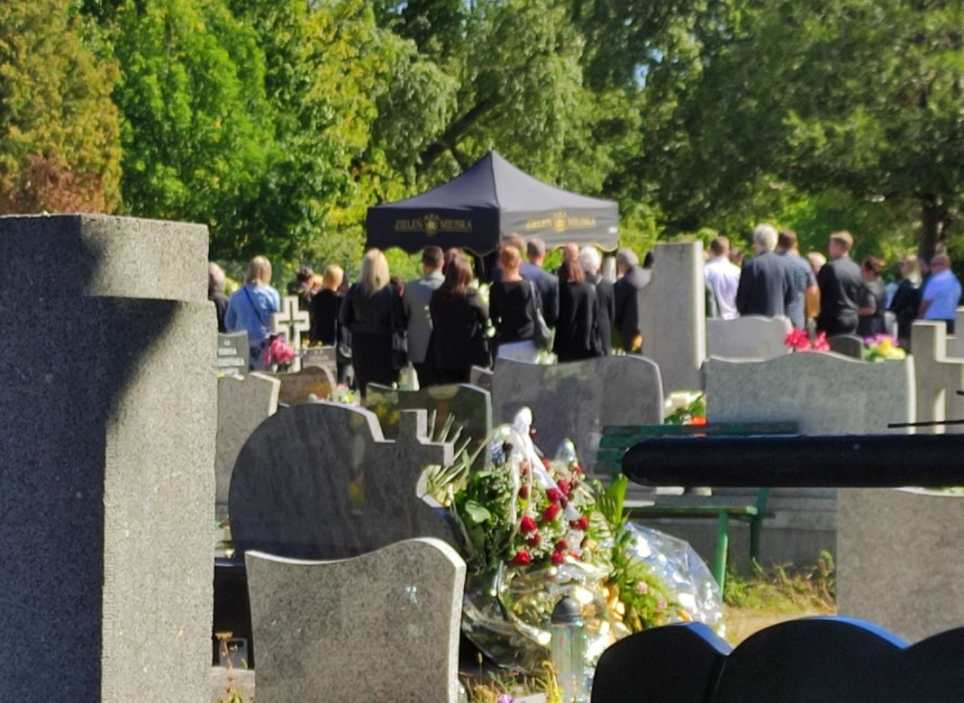 Rodzina i znajomi pożegnali Babcię i wnuczkę podczas skromnej ceremonii