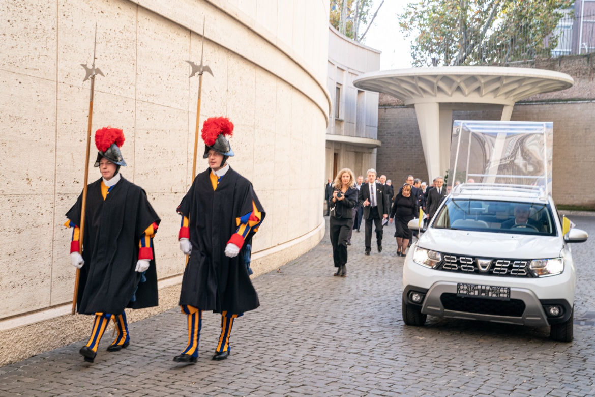 Papież Franciszek jeździ Dacią Duster