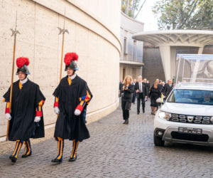 Papież Franciszek jeździ Dacią Duster