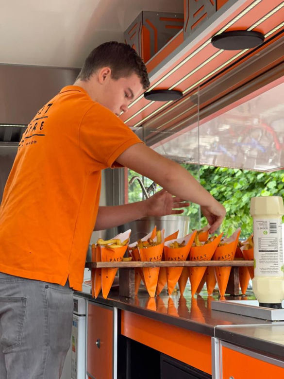 Kris Florek nakarmił bezdomnych frytkami i bigosem!