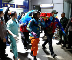 Tragiczne zderzenie pociągów. Ludzie uwięzieni w zmiażdżonych wagonach