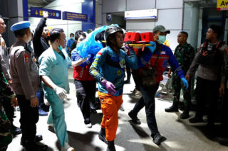 Tragiczne zderzenie pociągów. Ludzie uwięzieni w zmiażdżonych wagonach