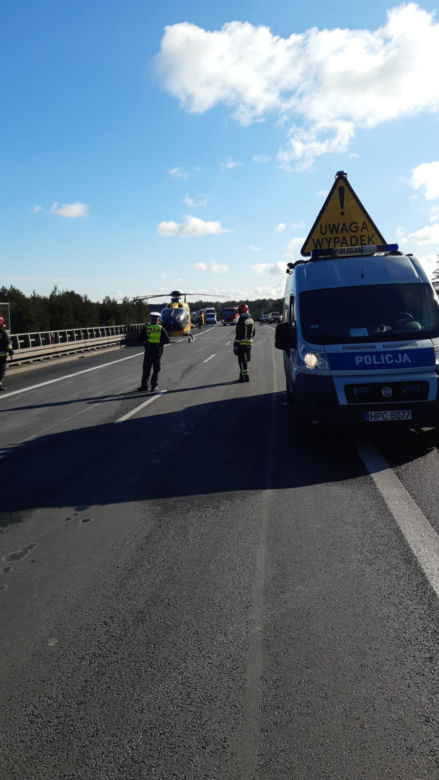 Poważny wypadek na s10 koło Torunia. Auto wyrzucone ze skarpy!
