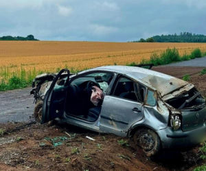 Auto zostało doszczętnie zniszczone. 18-letni kierowca uciekł 