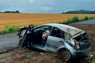 Auto zostało doszczętnie zniszczone. 18-letni kierowca uciekł 