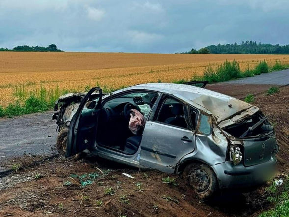 Auto zostało doszczętnie zniszczone. 18-letni kierowca uciekł 