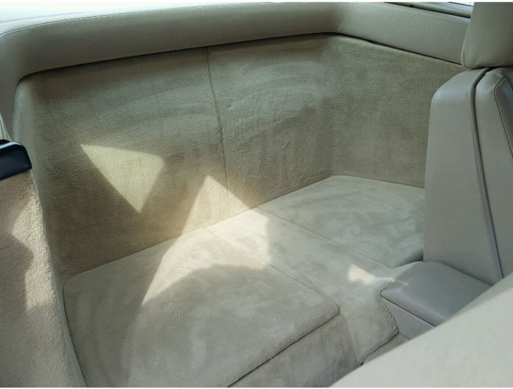 Mercedes 500 SL z przebiegiem niecałych 2000 km