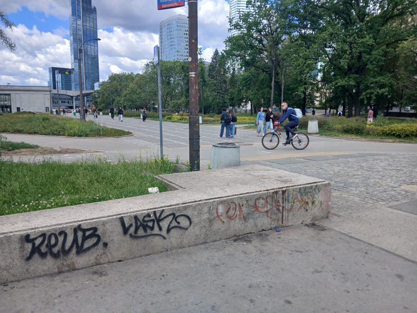 Chodnik łączący Dworzec Centralny i metro Centrum w Warszawie