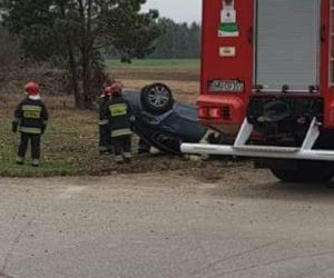 Mońki: Wypadek na DK 65. Citroen uderzył w drzewo. 7-letnia dziewczynka w szpitalu 