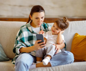 Bajka na telefonie budzi niepokój? Naucz dwulatka krytycznego myślenia, zanim będzie za późno