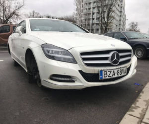 Mercedes-Benz CLS bez kół na warszawskich Odolanach