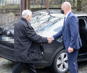 Kaczyński chodzi bez maseczki