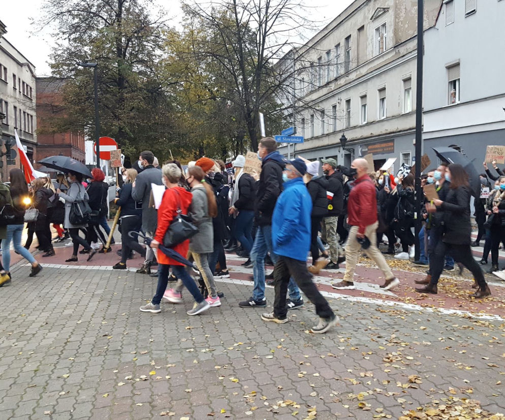 Mieszkańcy Leszna znów wyszli dziś (26.10) na ulice protestować