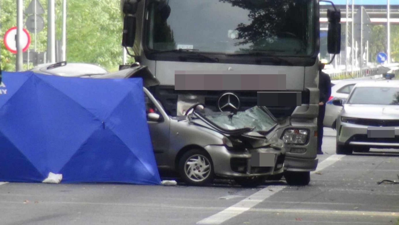 Ciężarówka zmiażdżyła bok małego seicento. 65-latka zginęła na miejscu
