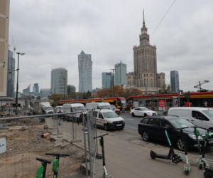 Wielkie wory kostki brukowej w centrum. „Darmowa amunicja dla narodowców”