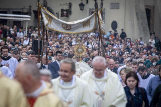 Pijany 52-latek z nożami przed ołtarzem. Przerwana uroczystość Bożego Ciała