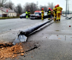 Roztrzaskał sportowe auto na latarni! Ogromny wypadek na Grochowie