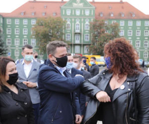 Trzaskowski nie przestrzega rządowych obostrzeń