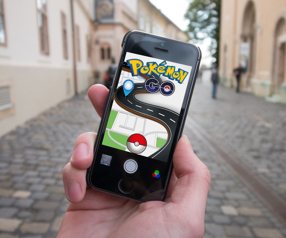 Gra PokemonGO w centrum Warszawy