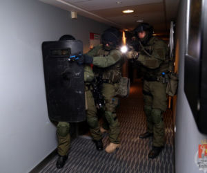 Ćwiczenia policji w hotelu Novotel Warszawa Centrum