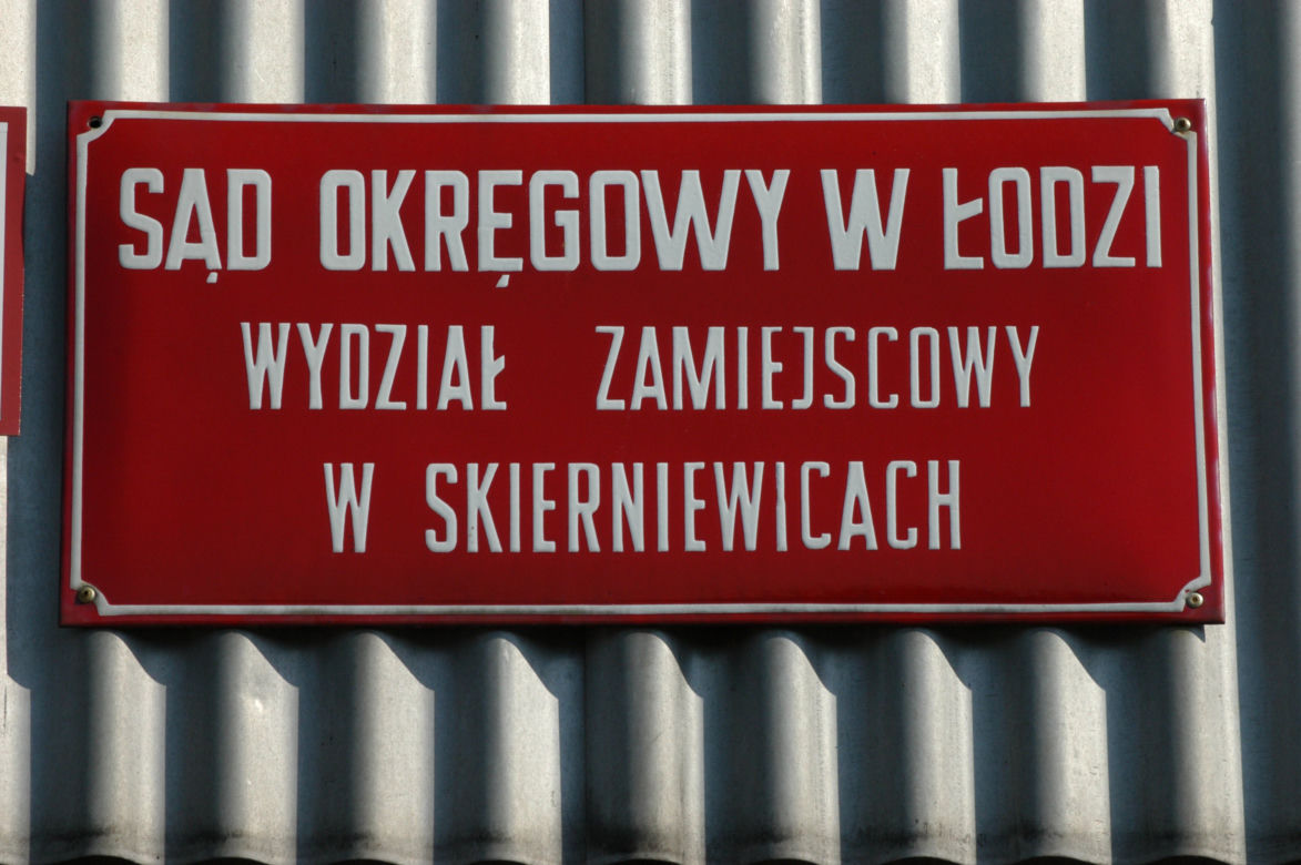 Bili i torturowali przez kilka godzin. Półprzytomną dziewczynę wyrzucili z pędzącego pociągu