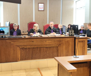 Zabili 83-letnią seniorkę za 180 zł.  Jej pokiereszowane ciało ukryli w wersalce