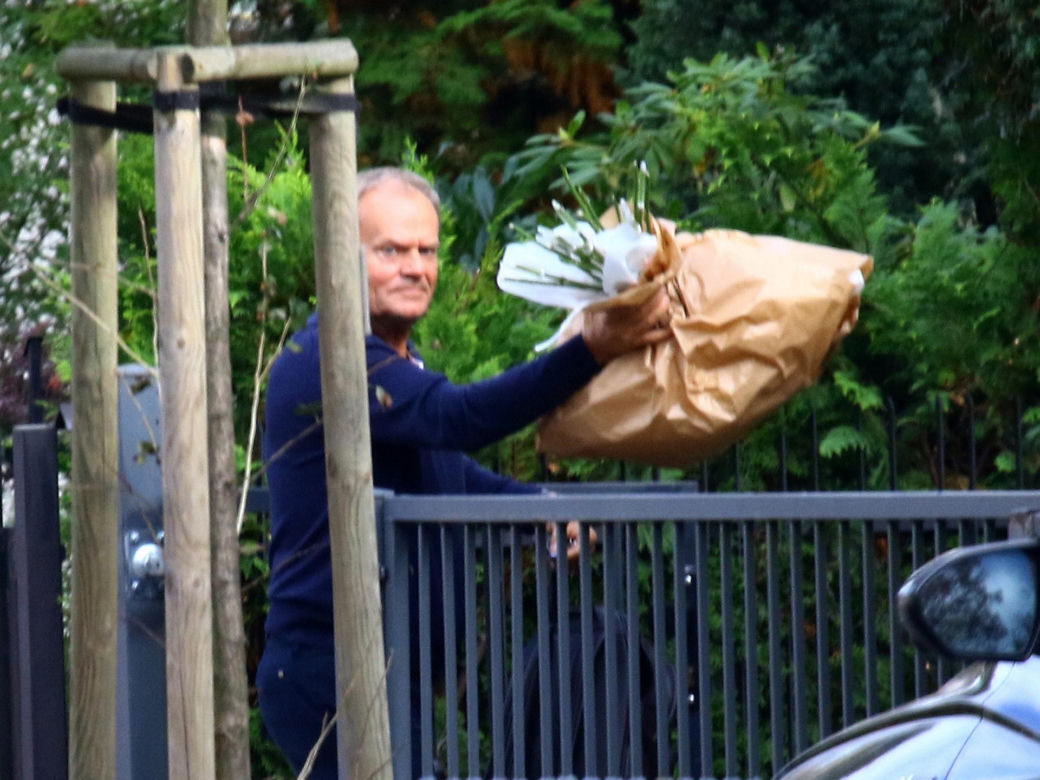 Donald Tusk obsypał żonę kwiatami
