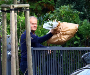 Donald Tusk obsypał żonę kwiatami
