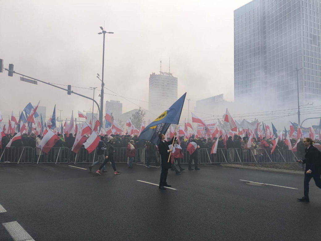 Marsz Niepodległości 2025 na żywo. Relacja z Warszawy. "Chcę zobaczyć Polskę samodzielną i niezakompleksioną"