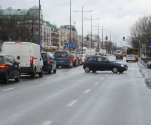 Zielona fala zatrzymała pieszych i samochody