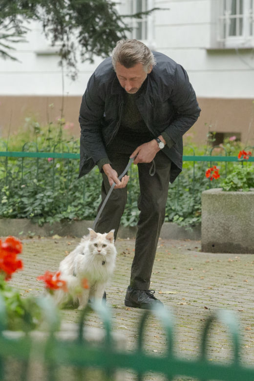 Poseł Lewicy Maciej Gdula wybrał się z kotem na spacer