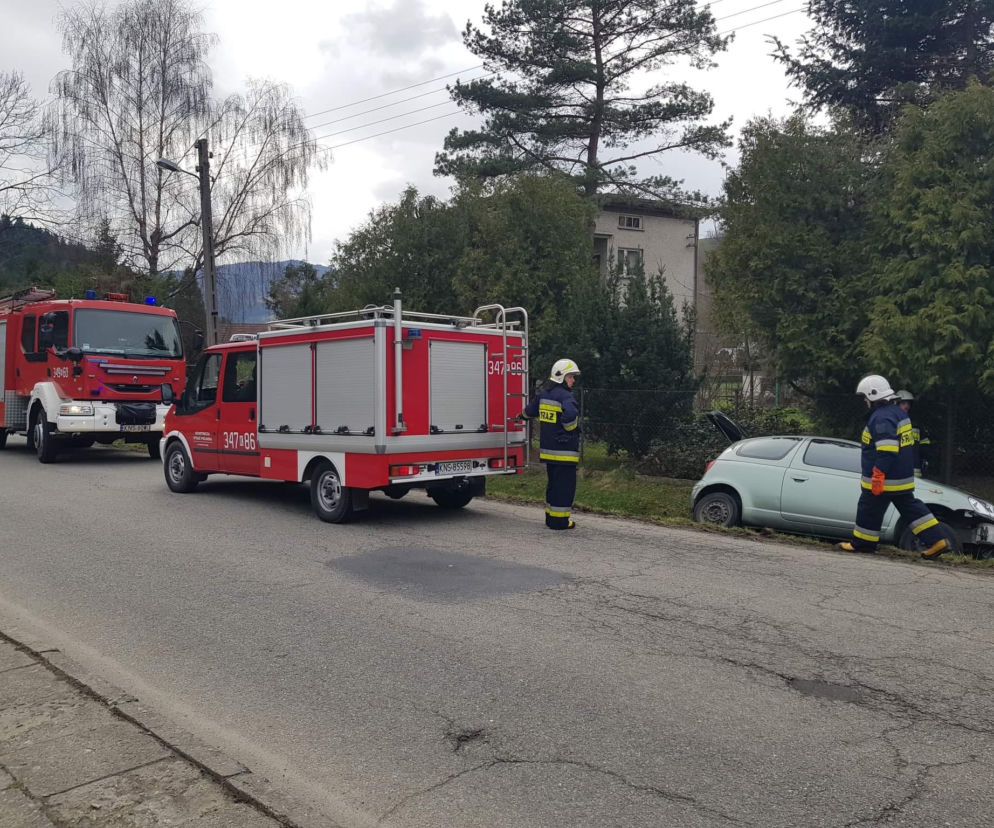 Toyota wypadła z jezdni i uderzyła w przepust. Groźna kraksa w Łomnicy