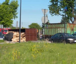 Łódź: Spore utrudnienia po wypadku na Okólnej. Z przewróconego TIRA wysypał się ładunek