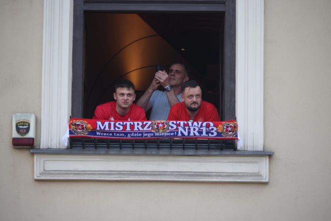 Dramat podczas fety Wisły Kraków. 11-latka trafiona petardą trafiła do szpitala