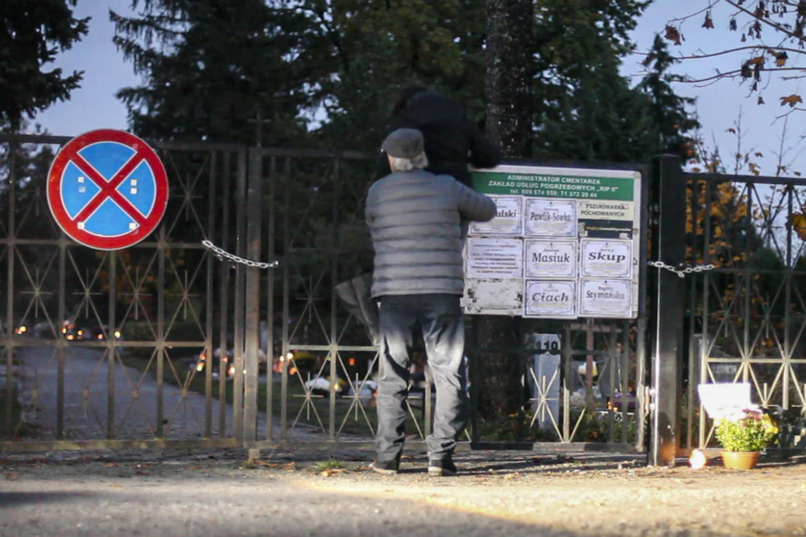 Ludzie włamują się na cmentarze 