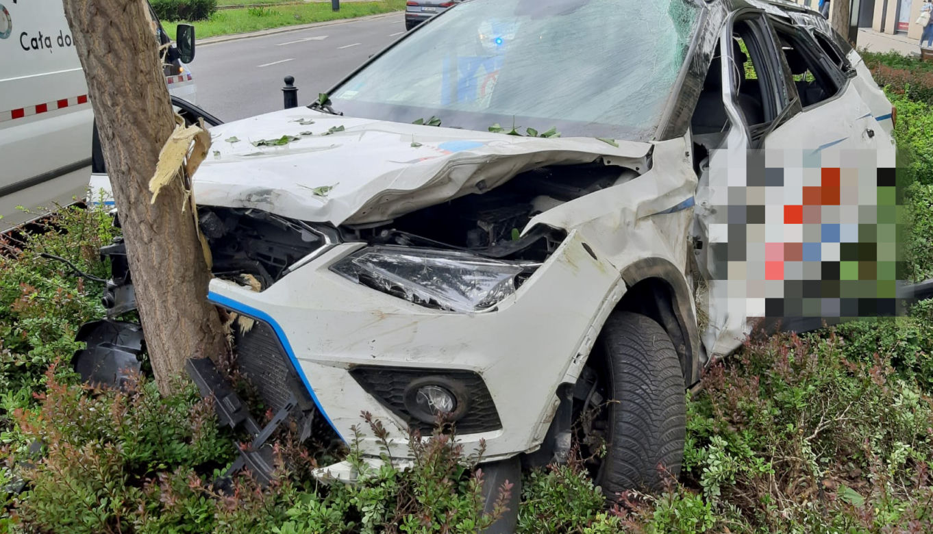 Pijany próbował uciekać przed policją. Uderzył w auto i wylądował na dachu