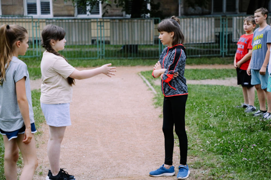 Na Wspólnej, odcinek 3344: Julka (Maja Oświecińska), Mela (Alicja Warchocka), uczennice szkoły Zimińskiej