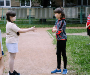 Na Wspólnej, odcinek 3344: Julka (Maja Oświecińska), Mela (Alicja Warchocka), uczennice szkoły Zimińskiej
