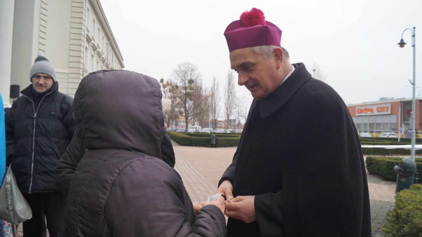Wigilia dla bezdomnych i potrzebujących przed bydgoską Bazyliką [ZDJĘCIA]