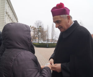 Wigilia dla bezdomnych i potrzebujących przed bydgoską Bazyliką [ZDJĘCIA]