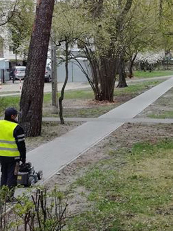 koszą trawę, której nie ma